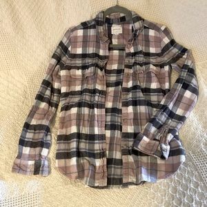 American Eagle women's flannel. Size M (fits more like a S). Color-pink/blue